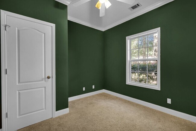 Building Photo - AVAILABLE LATE JULY 2025 (PET FRIENDLY)