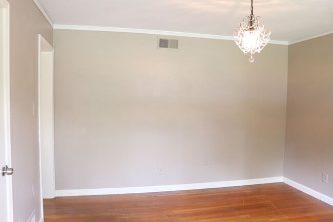 Building Photo - Irresistible 3-bedroom will leave you deli...