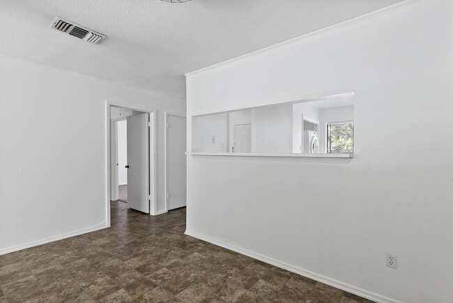 Building Photo - 3923 Old Oaks Dr