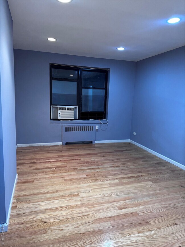 Primary Photo - 44-10 Macnish St