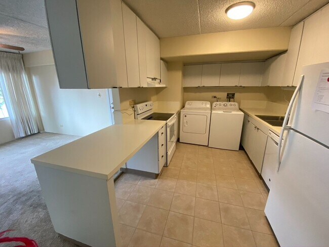 Building Photo - **KEALANI 2BD/2BA/1PK WAIKIKI CONDO FOR RENT**