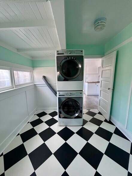 Laundry room - 1613 6th Ave