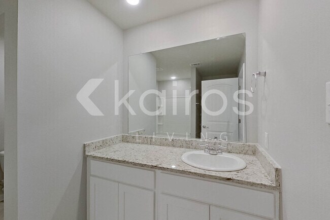 Building Photo - 417 Mango Dr