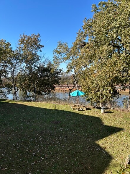 Building Photo - 515 Basswood Ave