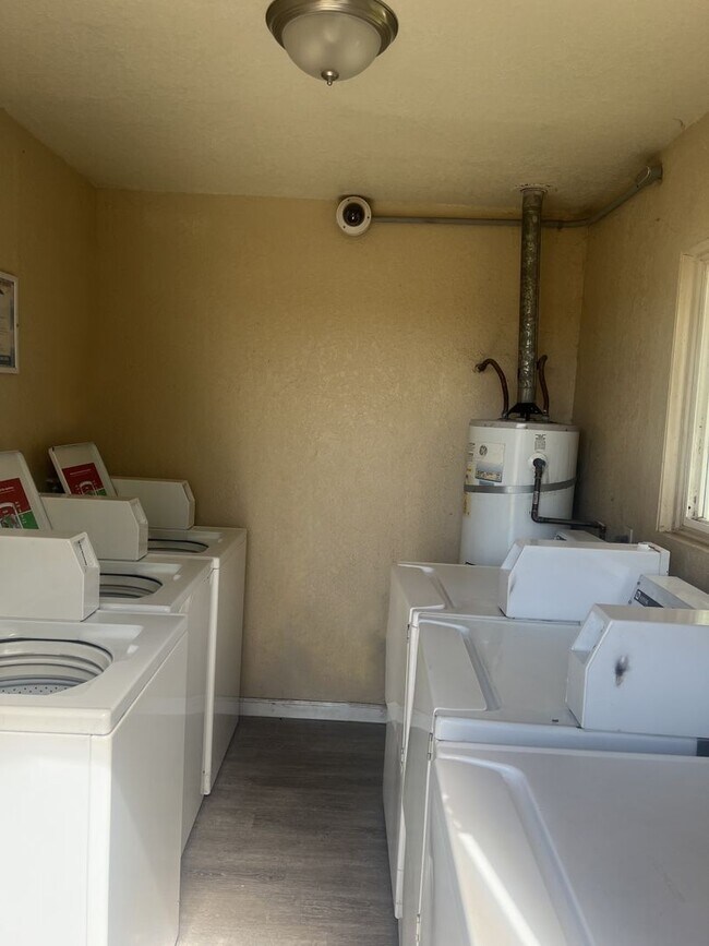 Building Photo - 1st Month’s FREE Rent Move-In Special! Spa...