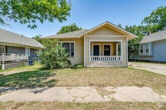 Building Photo - Large 4 Bed, 2 Bath in the heart of Histor...