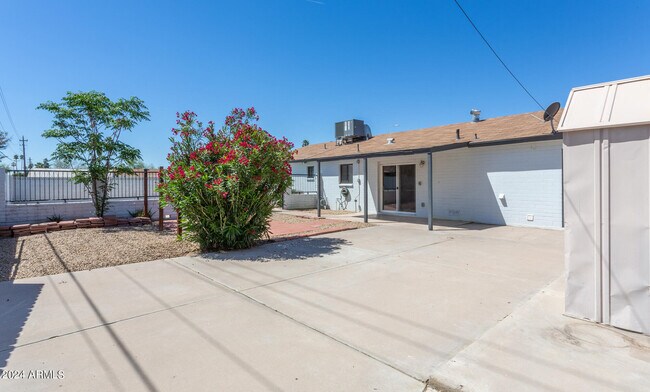 Building Photo - 3325 S Shafer Dr
