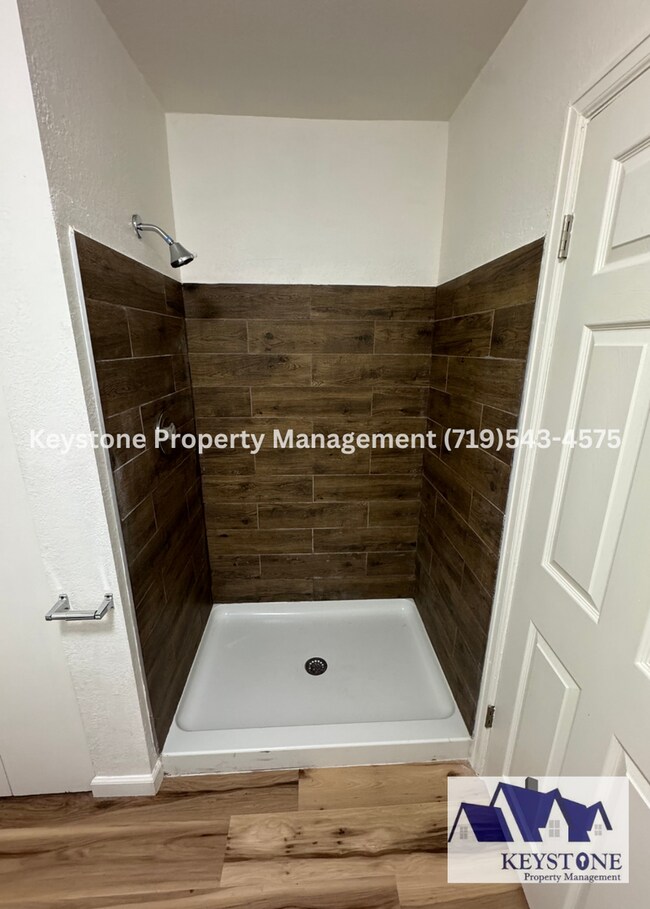 Building Photo - Fully Renovated Home 4+ bedrooms/2 Bathrooms $1550/$1550