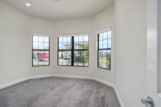 Building Photo - 818 SE Courances Dr