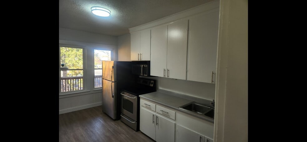 Building Photo - 698 Massabesic St