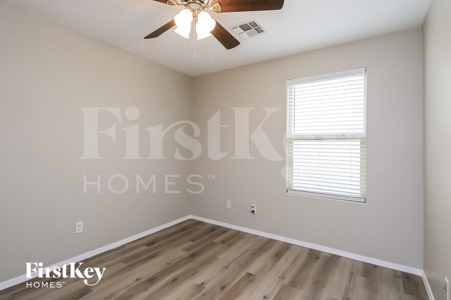 Building Photo - 941 E Leslie Ave