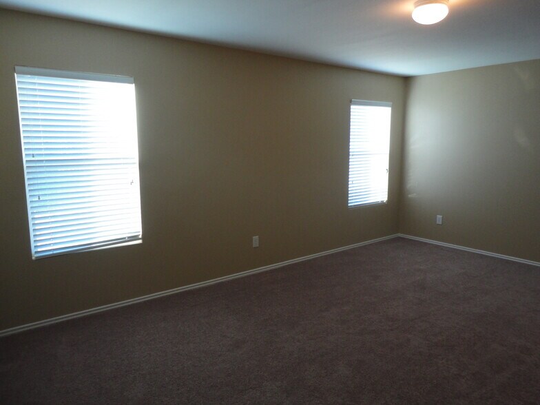 Building Photo - 811 Wild Prairie Dr