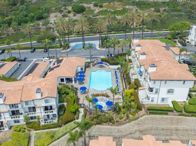 Building Photo - Elegantly Furnished Coastal Condo with Mountain Views