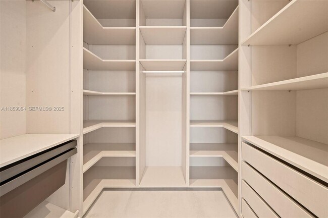 Building Photo - 700 NE 24th St