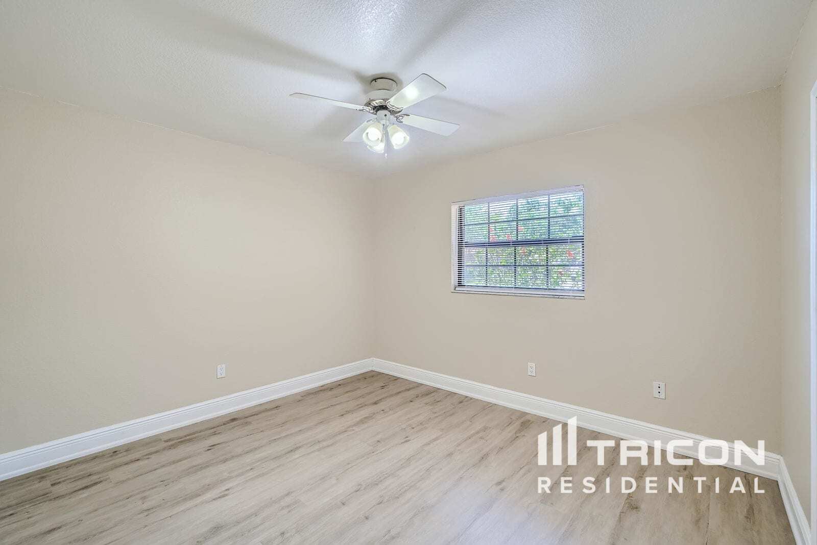 Building Photo - 321 Hollowtree Dr