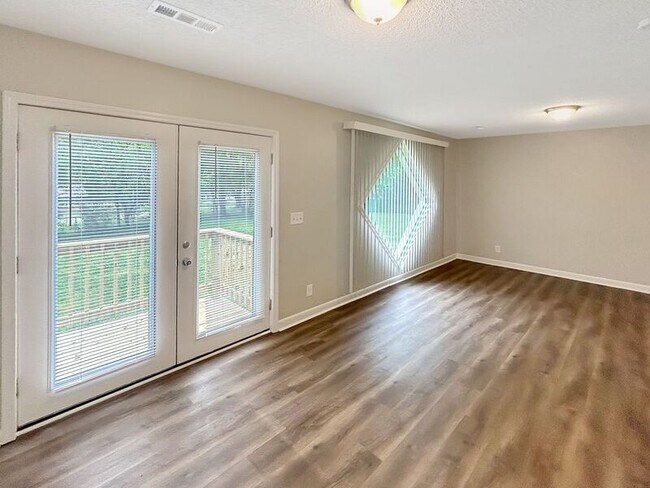 Building Photo - 106 Greenwood Cir