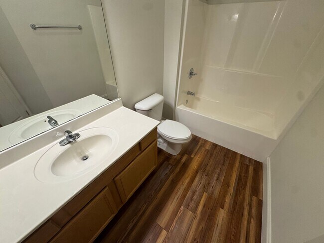 Building Photo - Experience Modern Main-Level Living in a Private Oak Ridge Community