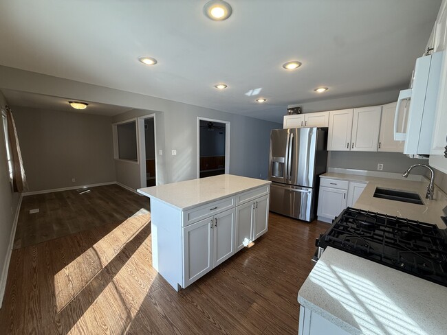 Building Photo - 719 Surrey Dr