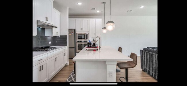 Building Photo - 5629 Woodlands Dr