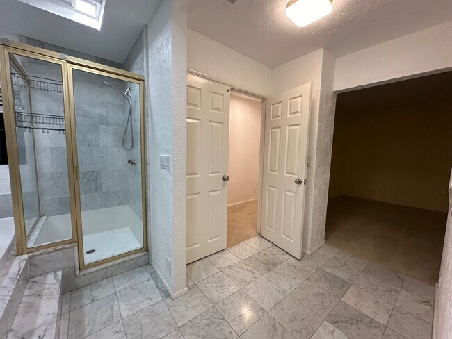 Building Photo - 19 Bronco Dr