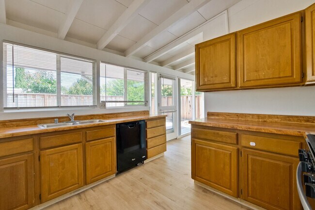Building Photo - 3049 Harding Ave