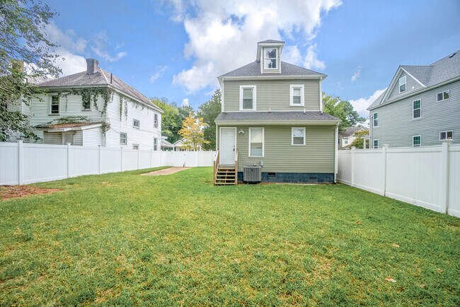 Building Photo - 846 W 41st St