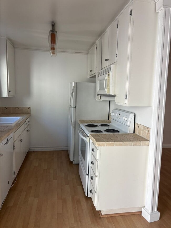 Building Photo - PRIME WEHO LOCATION- 1BEDROOM CONDO FOR LEASE