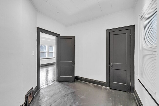 Building Photo - 3058 E 116th St