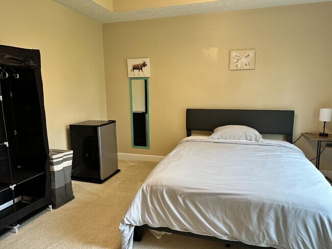 Building Photo - 323 Fox Hill Rd