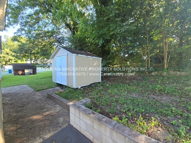 Building Photo - 427 E Cemetery St