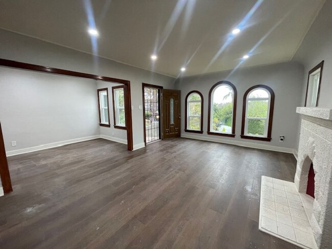 Building Photo - Stunning 5 bedroom 3 bath