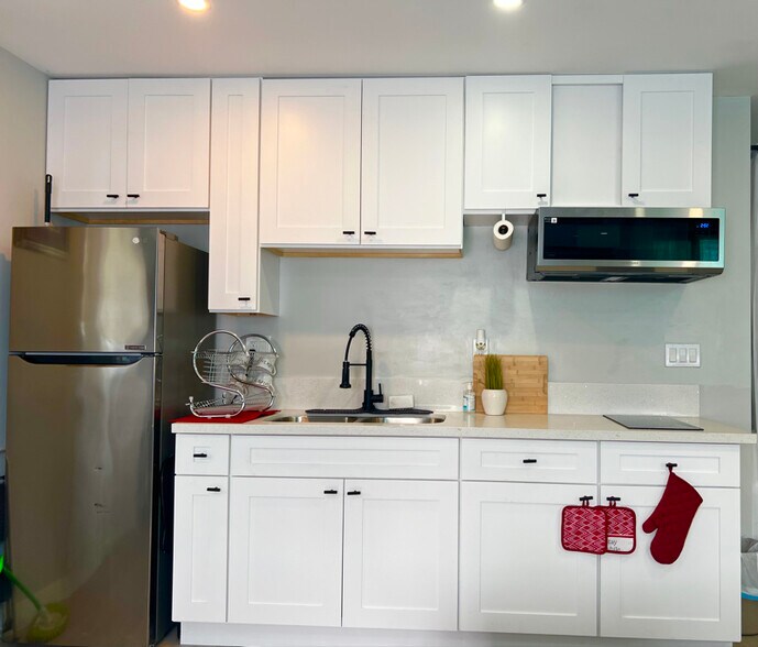 Building Photo - 2437 Cochran Ave