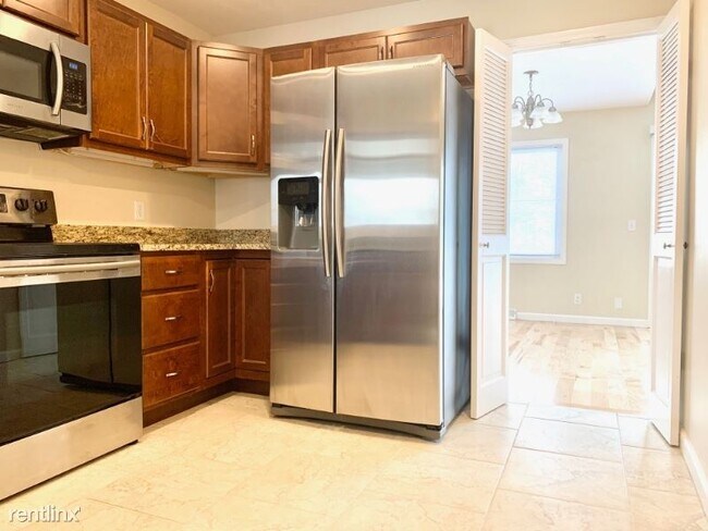 Building Photo - 3 br, 3 bath Townhome - 2314 W Bancroft Ct