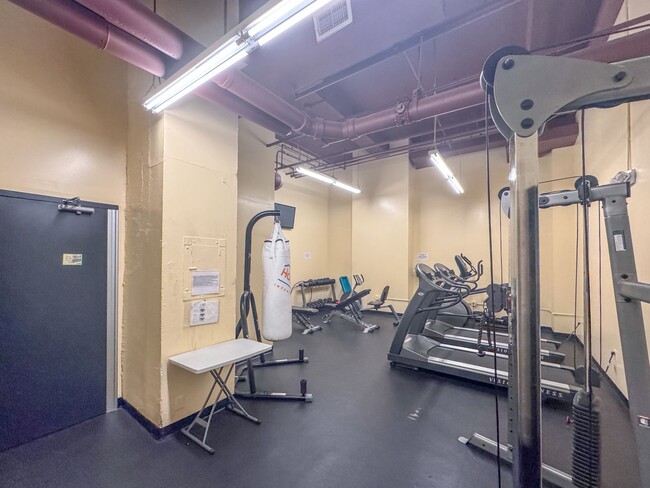 Building Photo - 2 Bed 1 Bath Condo available in Downtown N...