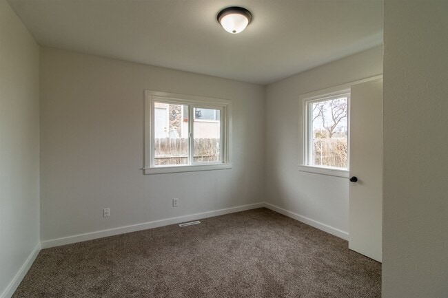 Building Photo - 1731 E Sanson Ave