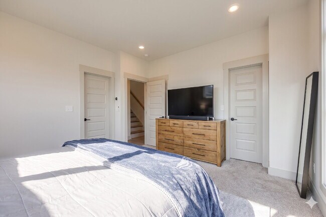 Building Photo - Luxury Living with amazing views!