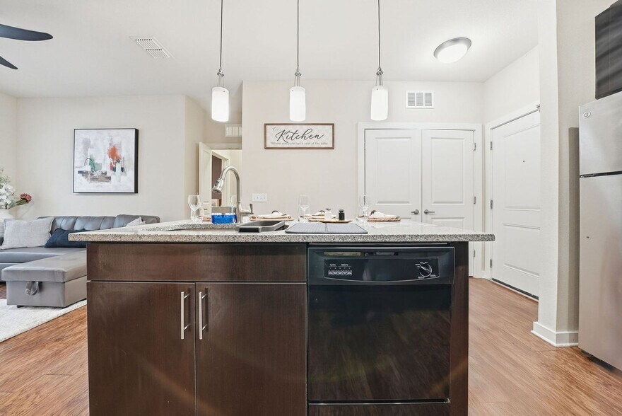 Building Photo - 1700 W Cleveland St