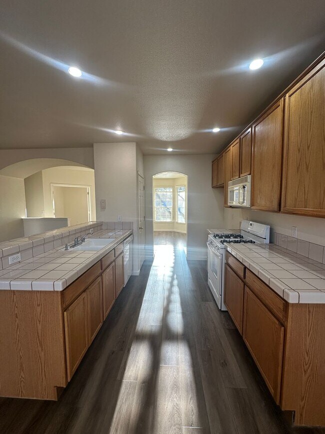 Building Photo - Charming Chichester Home