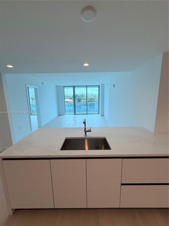 Building Photo - 9201 E Bay Harbor Dr