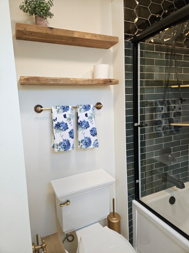 Building Photo - 5913 Lake Edge Rd