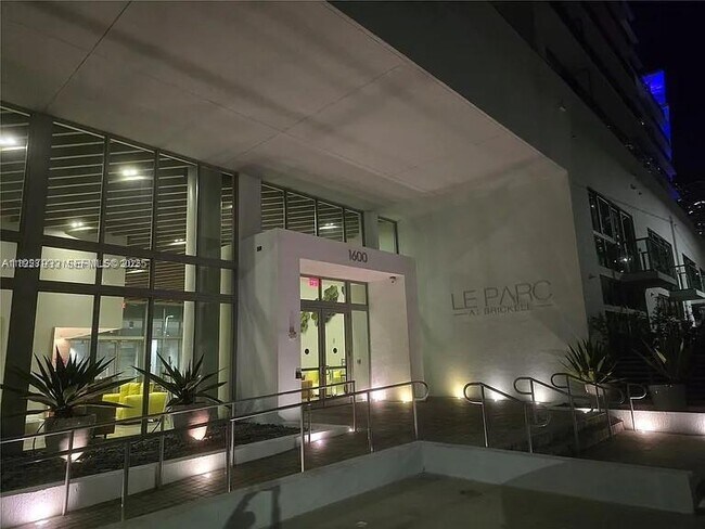 Building Photo - 1600 SW 1st Ave