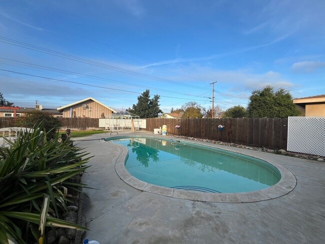 Building Photo - Cozy Home for rent in Tulare