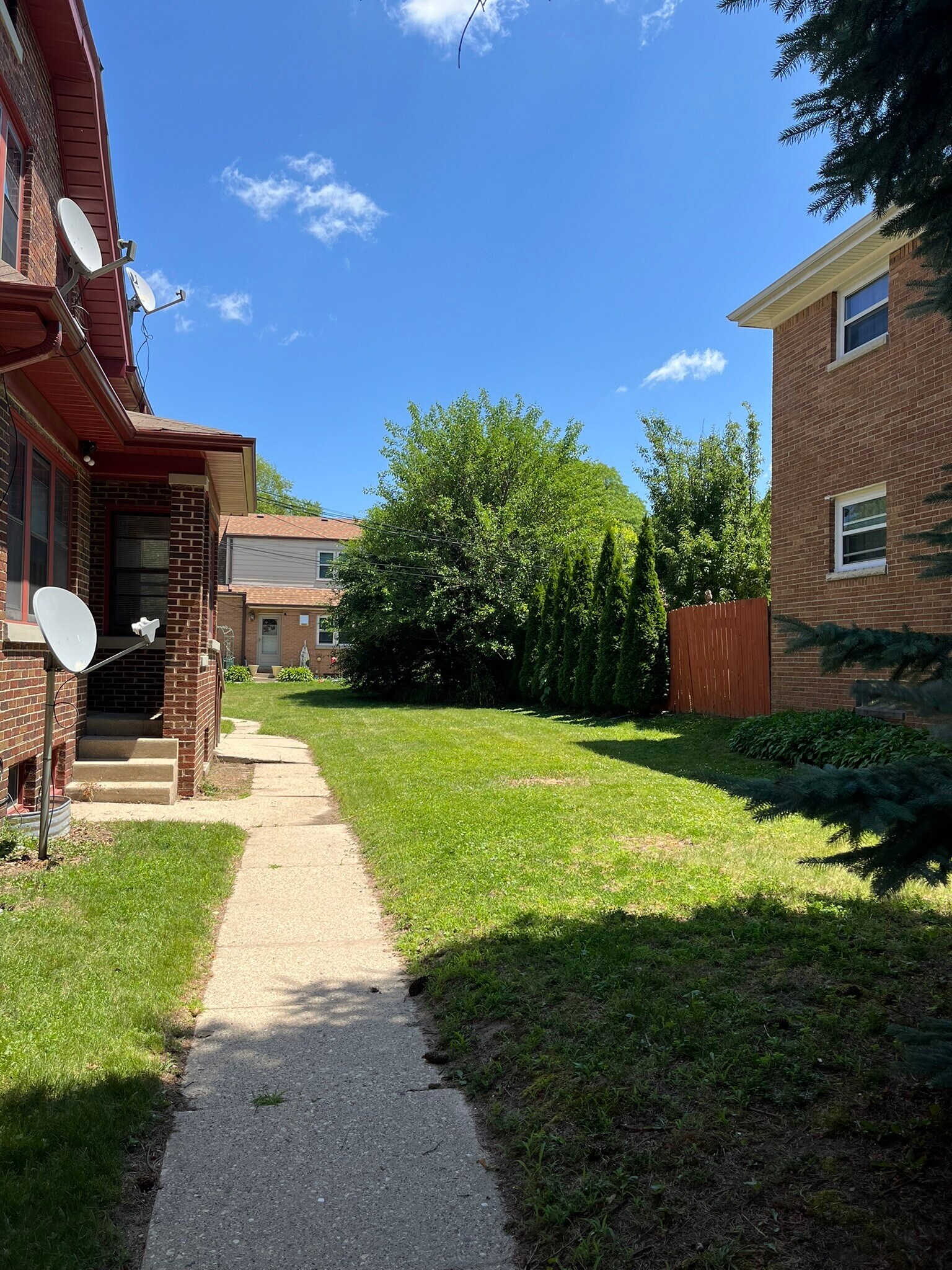 Building Photo - 1211 E Saveland Ave