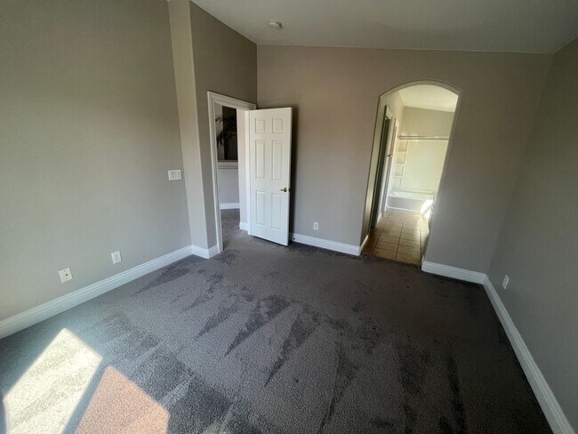 Building Photo - 2 bedroom 2 bath condo Gated community Nor...