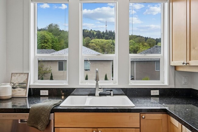 Building Photo - Spectacular SW Portland 2 bedroom Townhouse