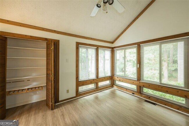 Building Photo - 4535 Kings Crossing Dr NE