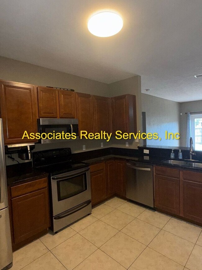 Building Photo - Willow Oak SW 3/2, a must see