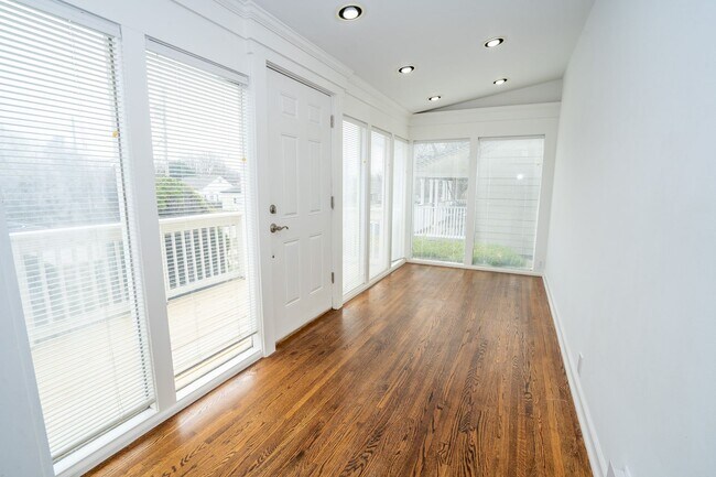 Building Photo - Charming And Cozy 2 Bedroom Home