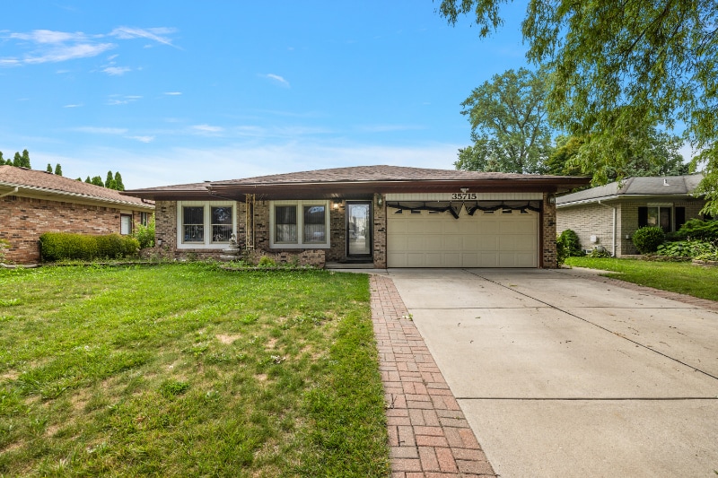 Primary Photo - 35715 Maureen Dr