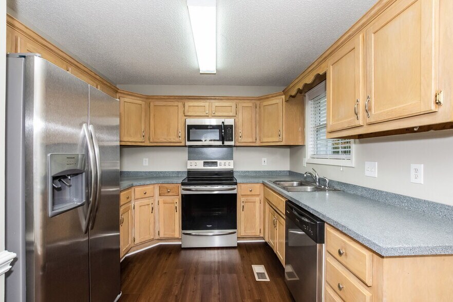 Building Photo - 544 Basswood Way